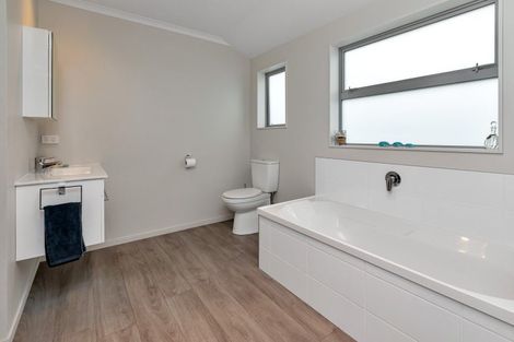 Photo of property in 4 Ishtar Place, One Tree Point, 0118