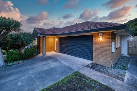 Photo of property in 10 Van Dyke Place, West Harbour, Auckland, 0618