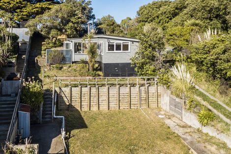 Photo of property in 25 Hungerford Road, Lyall Bay, Wellington, 6022