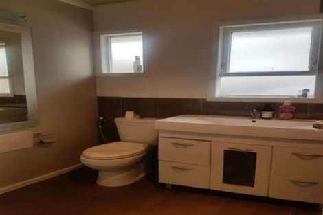 Photo of property in 98 Barrys Road, Glendene, Auckland, 0602