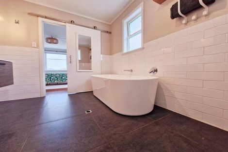 Photo of property in 53 Sunnyside Road, Sunnyvale, Auckland, 0612