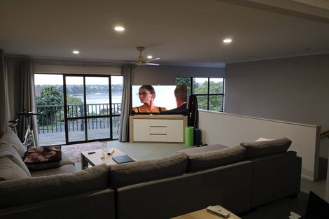 Photo of property in 136 West Harbour Drive, West Harbour, Auckland, 0618