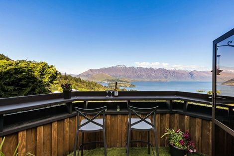 Photo of property in 138a Wynyard Crescent, Fernhill, Queenstown, 9300