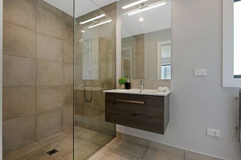 Photo of property in 42 Domett Street, Newlands, Wellington, 6037