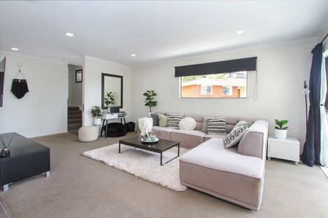 Photo of property in 1/27 Sovereign Place, Glenfield, Auckland, 0629