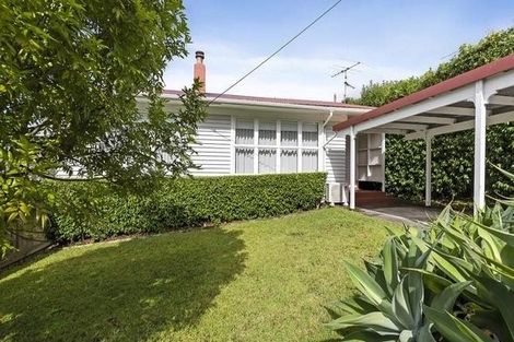 Photo of property in 1/60 Hillcrest Avenue, Hillcrest, Auckland, 0627
