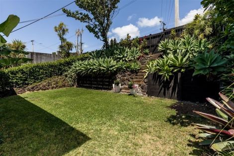 Photo of property in 1/169 Queen Street, Northcote Point, Auckland, 0627