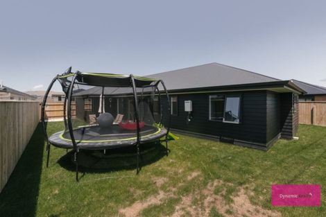 Photo of property in 8 Butler Place, Fitzherbert, Palmerston North, 4410