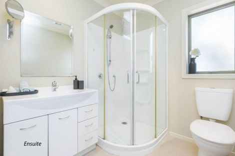 Photo of property in 5 Mcewen Crescent, Riverstone Terraces, Upper Hutt, 5018