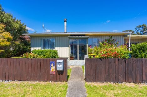 Photo of property in 1 Elder Grove, Paraparaumu, 5032