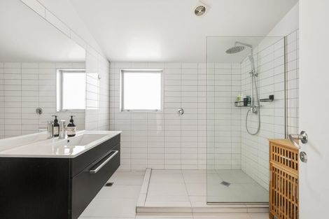 Photo of property in 1/3 Severn Street, Island Bay, Wellington, 6023