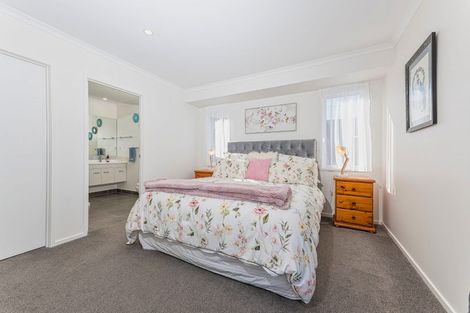 Photo of property in 13 Papa Orchard Drive, Kumeu, 0810