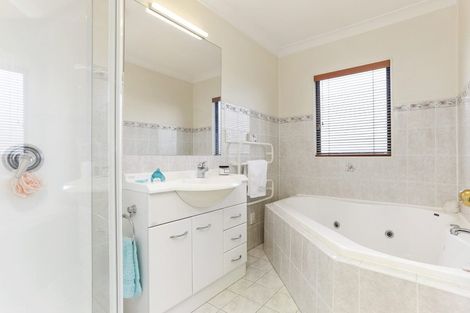 Photo of property in 8 Waimanu Bay Drive, Te Atatu Peninsula, Auckland, 0610