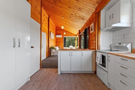 Photo of property in 802 Waitakere Road, Kumeu, 0891