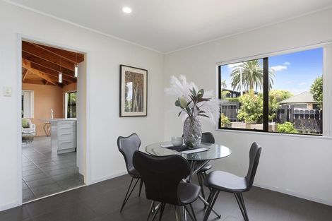 Photo of property in 2/23 Beatrice Avenue, Hillcrest, Auckland, 0627