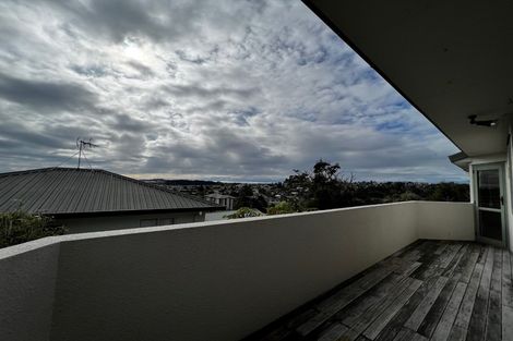 Photo of property in 11 Mannikin Place, Unsworth Heights, Auckland, 0632