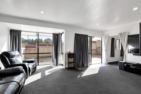 Photo of property in 92 Heta Road, Highlands Park, New Plymouth, 4312