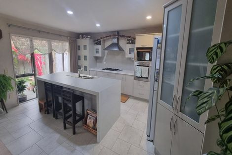 Photo of property in 4 Oswald Close, Flat Bush, Auckland, 2016