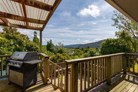 Photo of property in 32 Vista Crescent, Maoribank, Upper Hutt, 5018
