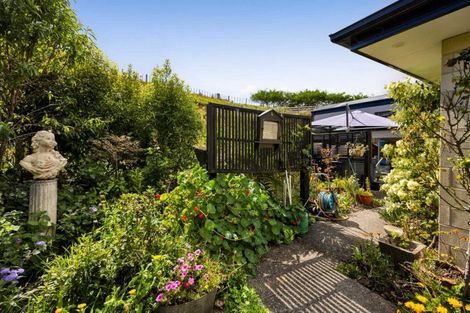 Photo of property in 2 Te Ara Karoiroa Road, Hurford, New Plymouth, 4374