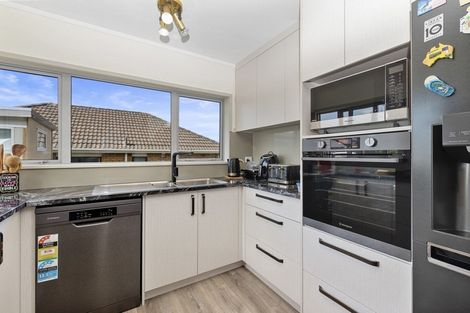 Photo of property in 2/5 Spring Grove, Henderson, Auckland, 0612