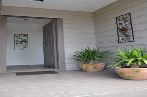 Photo of property in 52 Meadowood Drive, Unsworth Heights, Auckland, 0632