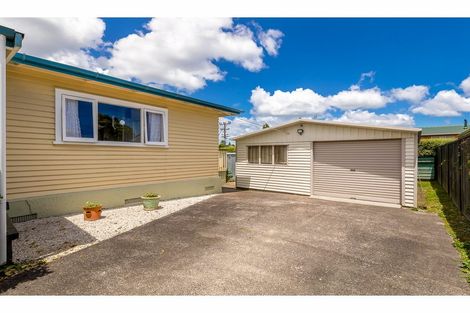 Photo of property in 11 Archlynn Road, Kelston, Auckland, 0602