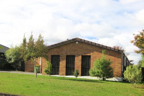 Photo of property in 4 Kookaburra Place, Botany Downs, Auckland, 2010