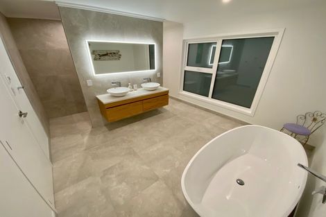 Photo of property in 927 East Coast Road, Northcross, Auckland, 0632