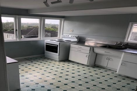 Photo of property in 51 Onewa Road, Northcote, Auckland, 0627