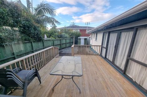 Photo of property in 4 Graham Avenue, Te Atatu Peninsula, Auckland, 0610