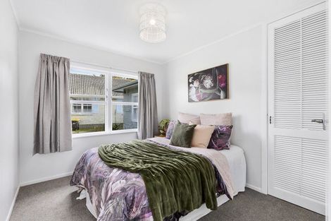 Photo of property in 16 Stewart Drive, Newlands, Wellington, 6037