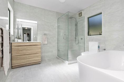 Photo of property in 2/6 Seaview Avenue, Northcote, Auckland, 0627