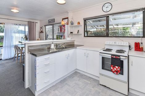 Photo of property in 17a Leaming Place, Clarks Beach, 2122