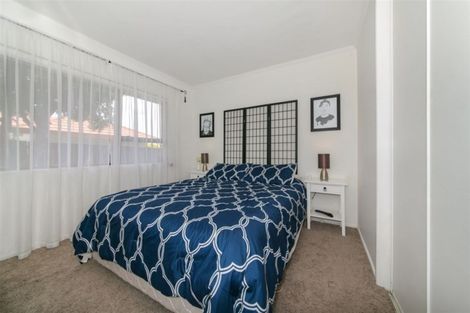 Photo of property in 19 Heversham Place, Glendene, Auckland, 0602