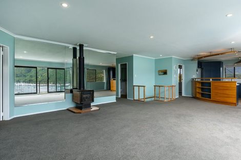 Photo of property in 324-328 Waikawa Road, Waikawa, Picton, 7220