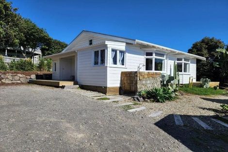 Photo of property in 20 Mcfarlane Street, Oakura, 4314