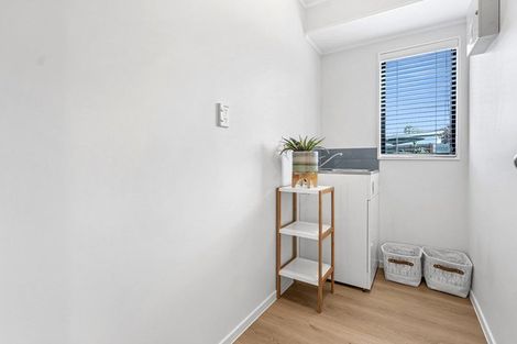 Photo of property in 9 Wyatt Place, Glendene, Auckland, 0602