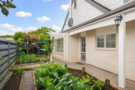 Photo of property in 5 Patterson Grove, Waikanae, 5036