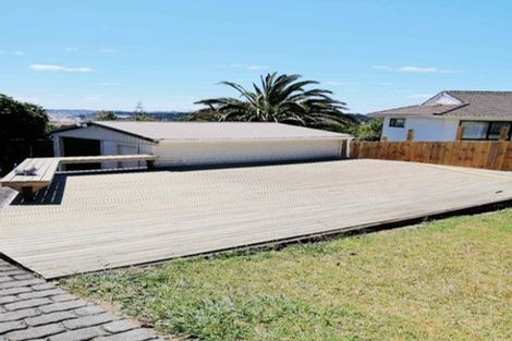 Photo of property in 11 Meadowood Drive, Unsworth Heights, Auckland, 0632