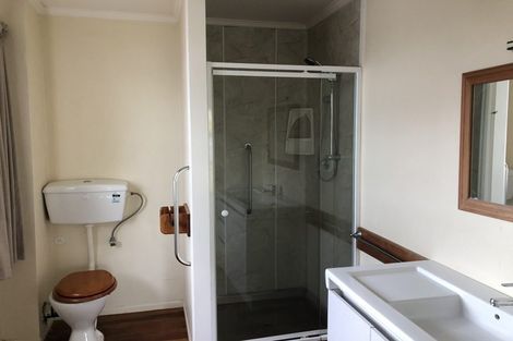 Photo of property in 208 Sunnynook Road, Totara Vale, Auckland, 0627