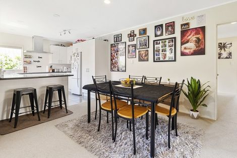 Photo of property in 2/12 Pat O'connor Place, Manurewa, Auckland, 2105