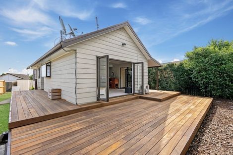 Photo of property in 2/13 De Quincey Terrace, Highland Park, Auckland, 2010