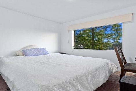 Photo of property in 2/27 Mallard Place, Unsworth Heights, Auckland, 0632