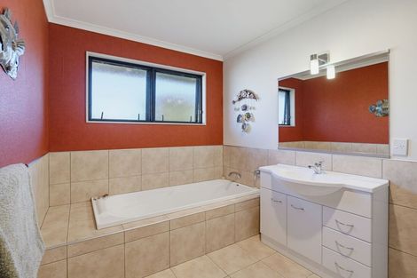 Photo of property in 28b Johnstone Drive, Fitzherbert, Palmerston North, 4410