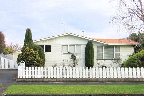 Photo of property in 22 Ruamahanga Crescent, Terrace End, Palmerston North, 4410
