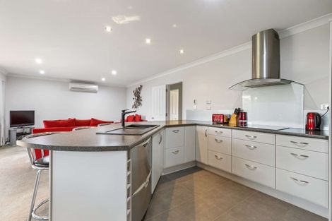 Photo of property in 13 Breaker Grove, Waiuku, 2123