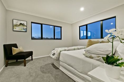 Photo of property in 28 Bernleigh Terrace, West Harbour, Auckland, 0618