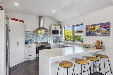 Photo of property in 35 Holcombe Drive, Paraparaumu, 5032