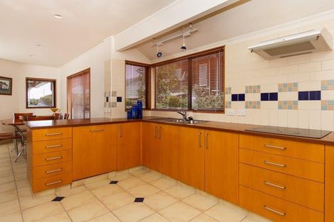 Photo of property in 27a Horotutu Road, Greenlane, Auckland, 1061
